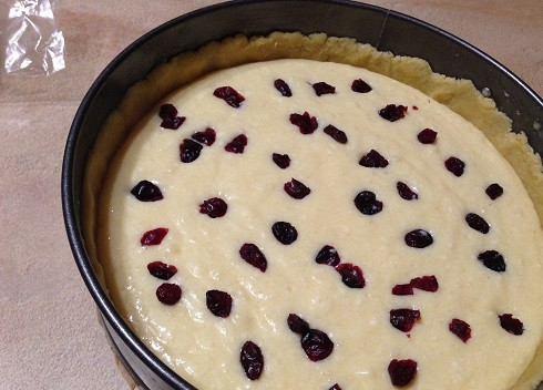 1. Этап. Неаполитанский чизкейк: 11. Выливаем в песочную основу. Я сверху добавила вяленой клюквы.