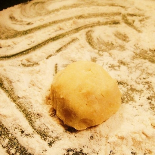 1. Этап. Пирожки с курицей и картошкой: Рабочую поверхность щедро посыпаем мукой. Отщипываем кусочек теста, формируем из него шарик.