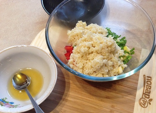 1. Этап. Салат из булгура с яблоком, сельдереем и перцем: 9. Булгур можно добавлять к остальным ингредиентам или горячим, или холодным, решайте сами :) Добавим молотый черный перец и заправку.