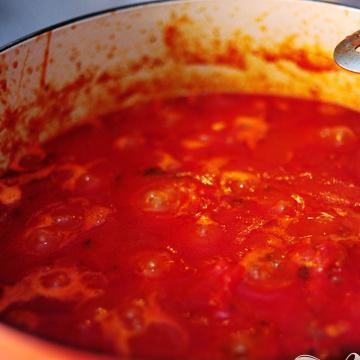 1. Этап. Спагетти с фрикадельками: Топим в томате и готовим еще 30 минут на медленном огне. Фрикадельки должны хорошо пропитаться соусом.