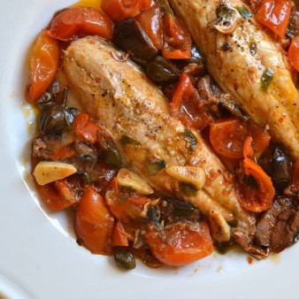 Скумбрия, тушенная с овощами