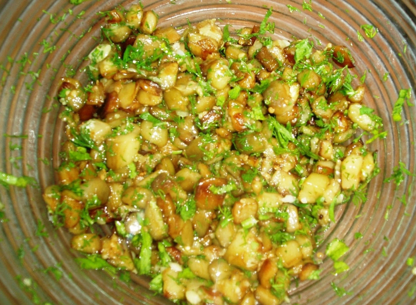 1. Этап. Зразы из кабачков с курицей: Кабачки очищаем и нарезаем кубиками, обжариваем на растительном масле с несколькими зубчиками измельченного чеснока. Жарим до золотистости, затем соединяем с оставшейся зеленью, солью и перцем. Перемешиваем.