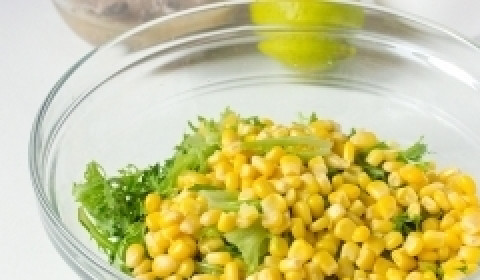 1. Этап. Салат из сардины в масле: Далее в салатницу складываем кукурузу без жидкости.