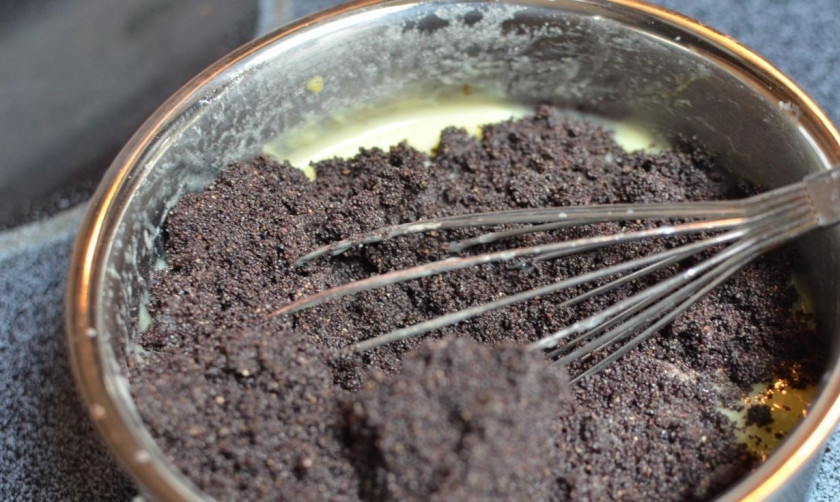 1. Этап. Начинка из мака: Всыпать мак в молоко, хорошо перемешать.