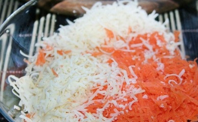 1. Этап. Салат из моркови и сыра: Чистим морковь и чеснок. Натираем морковь и сыр на средней терке, чеснок измельчаем через чеснокодавку. Добавляем специи и майонез, а после этого размешиваем.