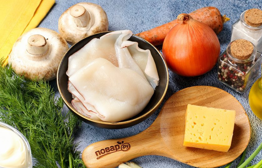 1. Этап. Кальмары фаршированные грибами на сковороде: Подготовьте все ингредиенты. Тушки кальмаров вымойте и, если это необходимо очистите от пленки. Достаточно предварительно их ошпарить кипятком, чтобы это было легче сделать.