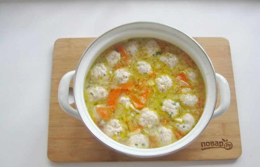 1. Этап. Суп с желтой чечевицей: Выложите фрикадельки в кипящий суп. Посолите по вкусу.