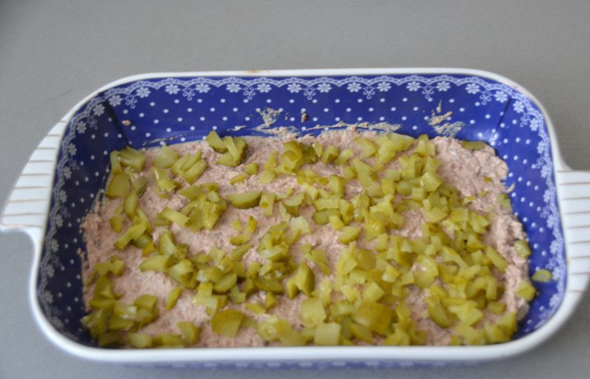 1. Этап. Салат из печени с яблоком: Порежьте мелким кубиком два маринованных огурчика и выложите на слой печени.