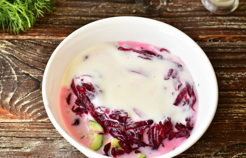 1. Этап. Свекольник на кефире для похудения: Влейте кефир.