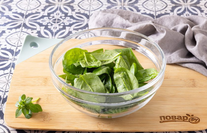 1. Этап. Теплый салат с морковью и горошком: Шпинат помойте и обсушите, переложите в глубокую миску.