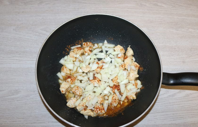 1. Этап. Гречка по-купечески с курицей: Добавьте лук, посолите, посыпьте специями для курицы, обжаривайте вместе.