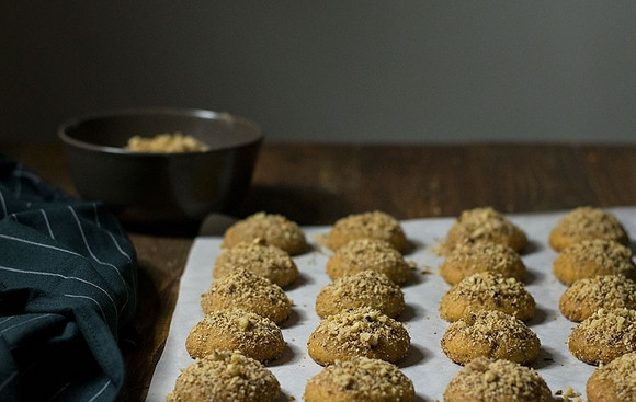 1. Этап. Печенье без яиц и молока: 2. Формируем небольшие кругляши и выпекаем в духовке при температуре 175 градусов полчаса. Оставим остыть, посыпав орешками.