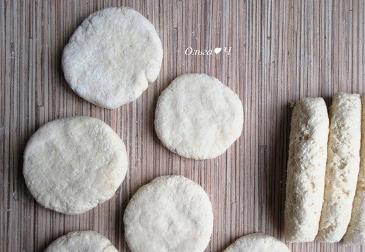 1. Этап. Закусочные ватрушки с индейкой: Скатайте из теста колбаску и нарежьте на 12 частей, припыляя мукой руки, из каждой части сформируйте лепешку, диаметром около 6 см.