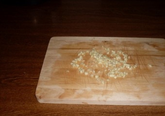 1. Этап. Картофель с говядиной: Так же мелко измельчаем чеснок.