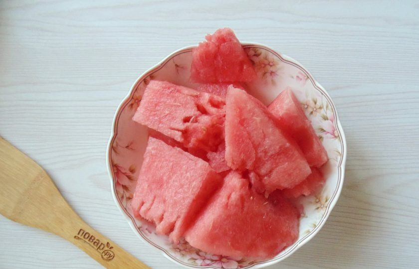 1. Этап. Соленый арбуз: Арбуз нарежьте небольшими брусочками, обрежьте корку и уберите семечки.