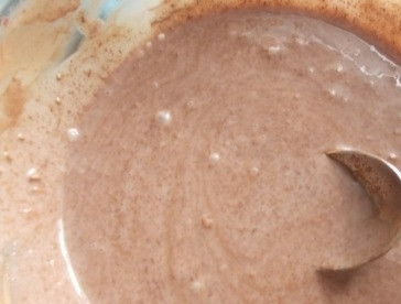 1. Этап. Домашний торт Пьяная вишня: В другой миске смешаем сгущенку и какао, добавим 4 столовые ложки сиропа от вишни.