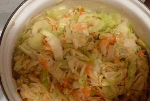 1. Этап. Бигус в духовке: Затем добавляем к свежей капусте квашеную (ее следует немного отжать), перемешиваем все и тушим капусту еще минут 50 на медленном огне.