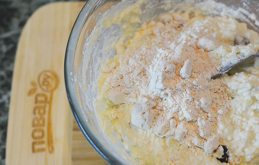 1. Этап. Творожный кекс с яйцами: 5. Затем пшеничную муку и все хорошо перемешайте.