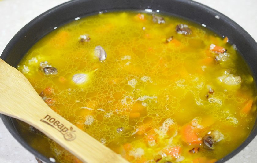 1. Этап. Плов по-хорезмски: 11. Посолите, поперчите и залейте водой, чтобы она была выше уровня риса на 2 см.