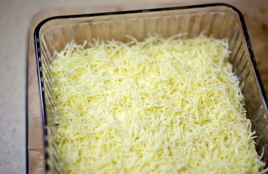 1. Этап. Куриный салат с грибами: 12. Присыпьте все тертым сыром. Вот и всё! Куриный салат с грибами можно подавать к столу. Приятного аппетита!