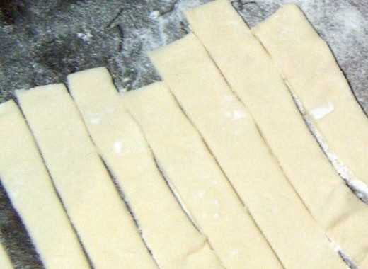 1. Этап. Пирожное из слоеного теста: Тесто раскатать и порезать на полоски шириной 1 см.