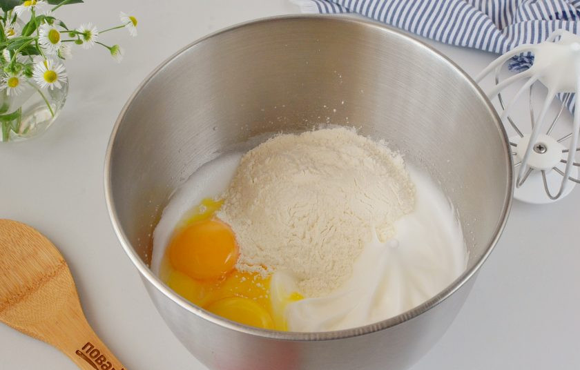 1. Этап. Желейный торт: Добавьте желтки, муку и снова перемешайте миксером или лопаткой тесто. Я смешиваю миксером на низких оборотах.