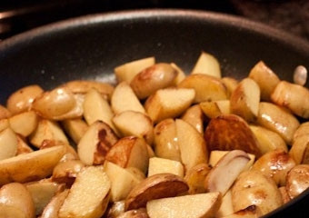 1. Этап. Соус в горшочках: Картофель нарезать толстыми кружочками (или на четвертушки) и обжарить в растительном масле с двух сторон до легкого зарумянивания.