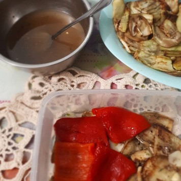 1. Этап. Закуска из перца и баклажанов: Берем пластиковый контейнер и кладем слоями обжаренные баклажаны и перцы, каждый слой поливаем немного заправкой и кладем пластинки чеснока. Если заправка осталась, то выливаем ее сверху.