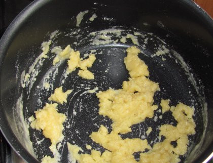 1. Этап. Цветная капуста в сырном соусе: 2. Тем временем готовим соус: растапливаем сливочное масло и добавляем муку. Жарим, постоянно помешивая, пока соус не станет густым.