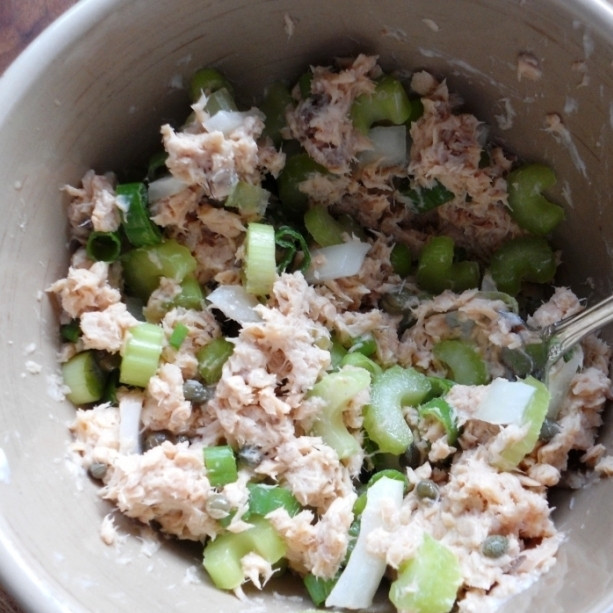 1. Этап. Салат из консервированной горбуши: Добавляем в салат мелко нарезанный зеленый и репчатый лук.