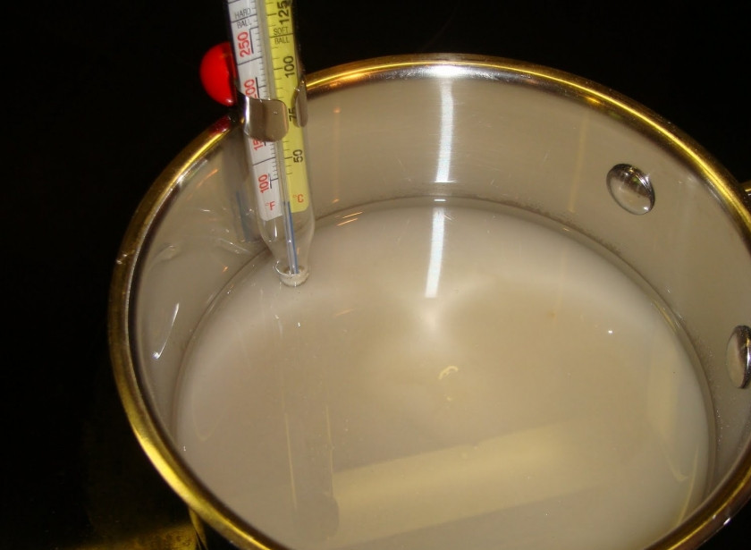 1. Этап. Леденцы домашние: Сахар засыпаем в кастрюльку, добавляем уксус и заливаем водой, перемешиваем и начинаем варить на среднем огне.