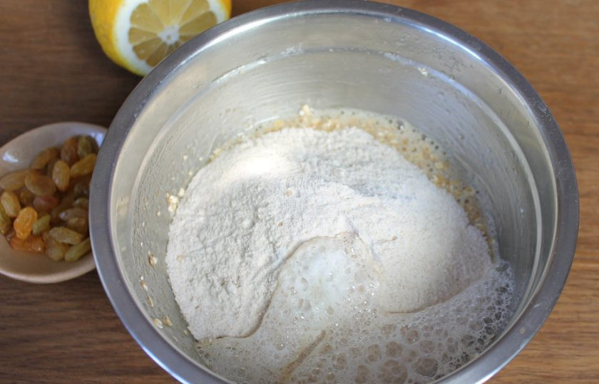 1. Этап. Овсяное печенье с цельнозерновой мукой: Цельнозеновую муку подсыпаем небольшими порциями. Добавляем соду и гасим ее соком лимона (можно погасить уксусом). Все перемешиваем.