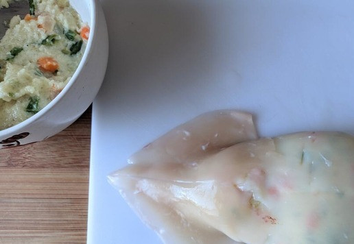 1. Этап. Кальмары, фаршированные рисовой полентой и овощами: Скрепляем край кальмара зубочистками. Если у вас останется полента с овощами, то поверьте, что она очень вкусная. И я даже думаю, что её можно так готовить, как самостоятельное блюдо, на завтрак или ужин.