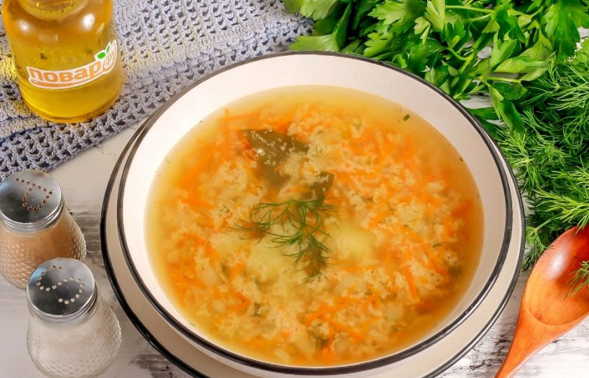 1. Этап. Рыбный суп с икрой мойвы: Разлейте горячий суп с икрой мойвы в глубокие тарелки и подайте к столу с хлебом.