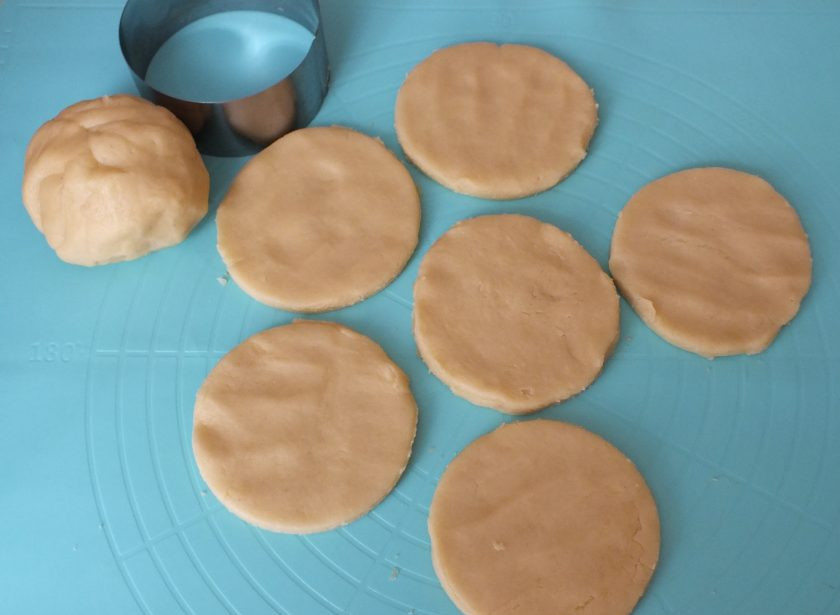 1. Этап. Песочники: Включите духовку на 180 градусов. По истечении времени, раскатайте тесто в пласт толщиной 0,5-1 см. Круглой вырубкой нарежьте песочники.