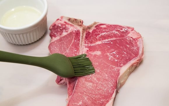 1. Этап. Стейк Тибон: Натрите стейк с обеих сторон маслом, солью и перцем. Оставьте мясо мариноваться при комнатной температуре около получаса.