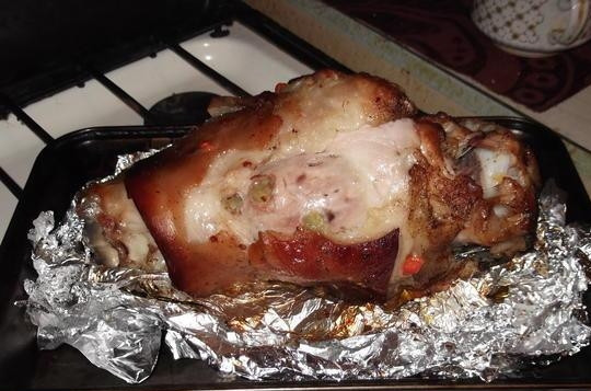 1. Этап. Рулька свиная: Запекайте блюдо при 230 градусах в течение 1,5 часов в духовке.