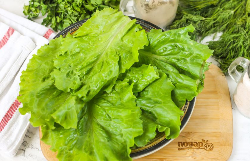 1. Этап. Салат с красной рыбой и грейпфрутом: Промойте листья салата, обсушите их с помощью бумажных салфеток и выложите на тарелку.