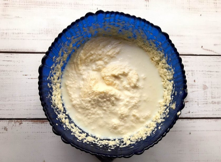 1. Этап. Кексы с красной смородиной: Добавьте молоко и хорошо перемешайте.