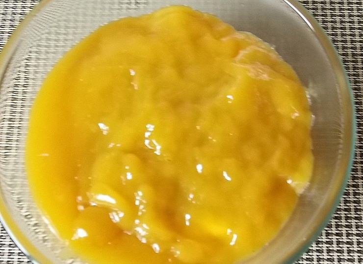 1. Этап. Десерт Яйцо страуса: Вылейте в середину белого слоя апельсиновую массу. Не перемешивайте.