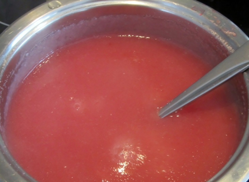 1. Этап. Торт постный: 6. Ставим кастрюльку с кремом в миску с холодной водой и при помощи миксера взбиваем его в мусс.