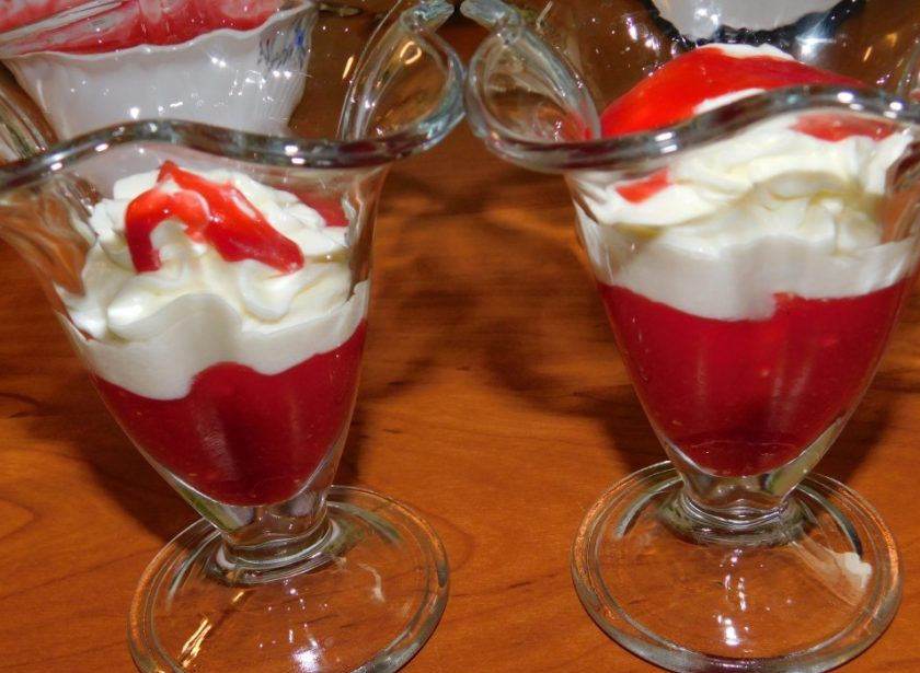 1. Этап. Творожно-сливочный десерт с малиновым пюре: С помощью кондитерского мешка выложите творожный крем на малиновое пюре.