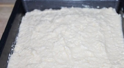 1. Этап. Выпечка на кислом молоке: Когда манка набухнет, влейте тесто на смазанный маслом противень и отправьте в разогретую до 180 градусов духовку и выпекайте 30-35 минут.