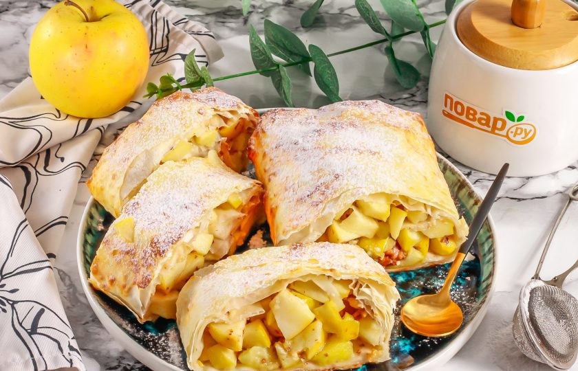 1. Этап. Рулет с яблоком и орехами: Затем извлеките противень и нарежьте рулет горячим, так как после остывания его верхушка станет хрупкой и будет разламываться на части. Подайте рулет к столу с чаем.