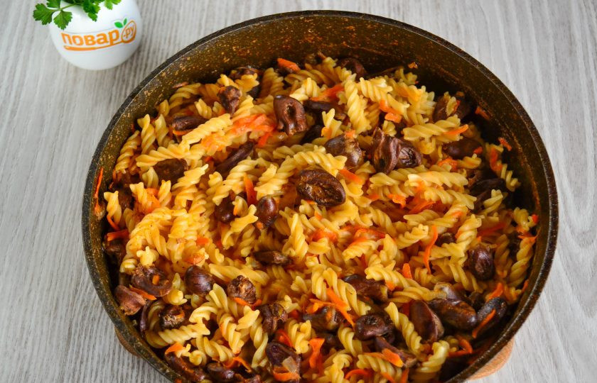 1. Этап. Куриные сердечки с макаронами: На варку макарон уйдет от 5-7 минут до 10-12, в зависимости от качества продукта.