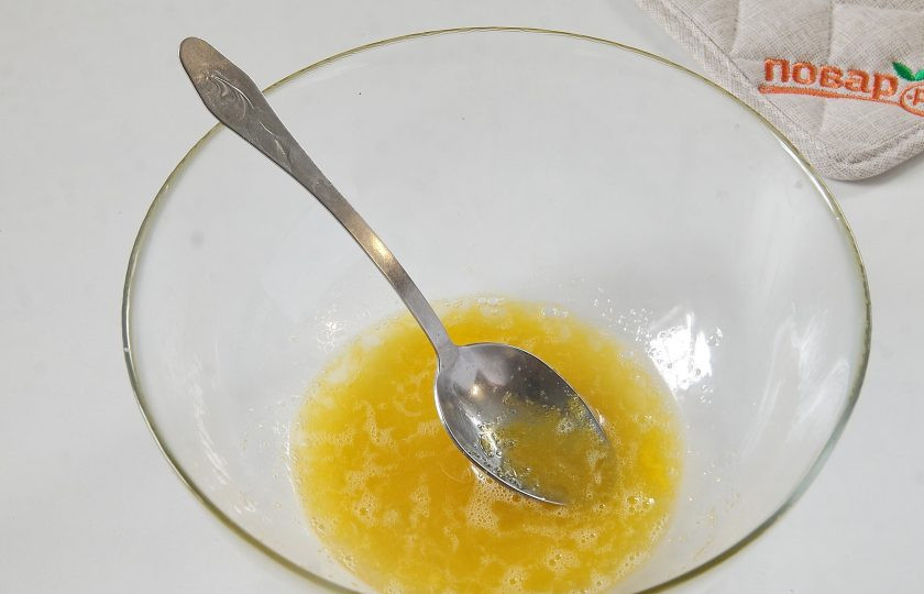 1. Этап. Чесночный хлеб с моцареллой: Соедините яйцо, соль и сахар.