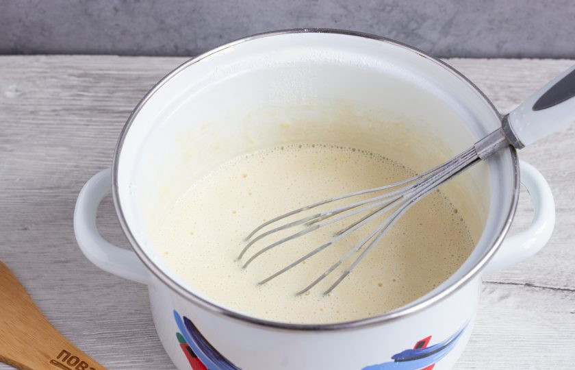 1. Этап. Каравайцы: Влейте ещё 1/3 молока. Размешайте. Последнюю часть молока доведите до кипения и тонкой струйкой влейте в тесто.