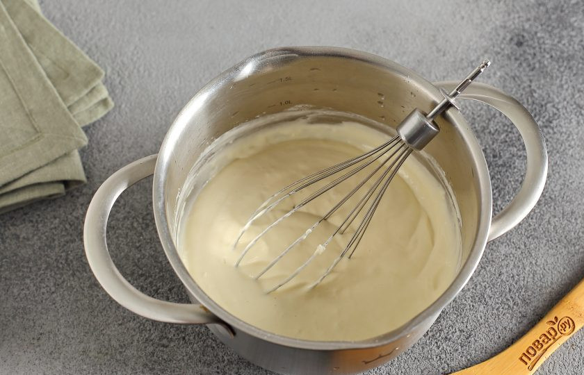 1. Этап. Невесткин пирог: Добавьте муку и разрыхлитель теста. Перемешайте все до однородного состояния.