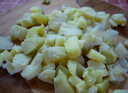 1. Этап. Жульен с картошкой и грибами: Прежде все вам следует обжарить грибы до готовности, поскольку я использовала замороженные и предварительно отваренные грибочки, то этот этап я пропустила. Далее мы чистим отварной картофель и нарезаем его небольшими кубиками.