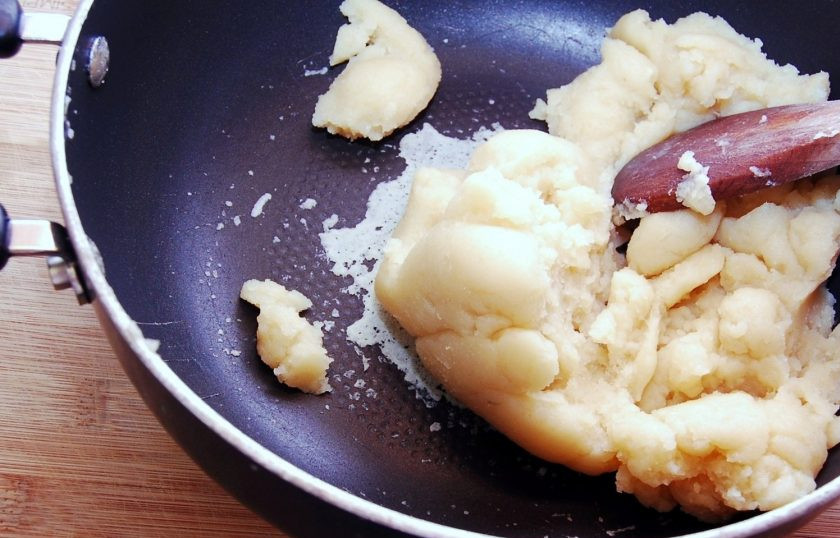 1. Этап. Профитроли с ромовой начинкой: 1. Нагрейте в сотейнике немного сахара, соли, мягкое масло и воду до кипения. Снимите с огня, добавьте муку. Помешивая, готовьте 2 минуты на огне.